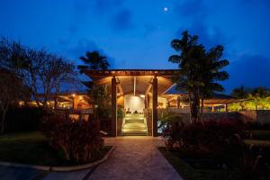 Κήπος έξω από το Indura Beach & Golf Resort Curio Collection By Hilton