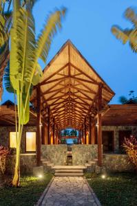 Κήπος έξω από το Indura Beach & Golf Resort Curio Collection By Hilton