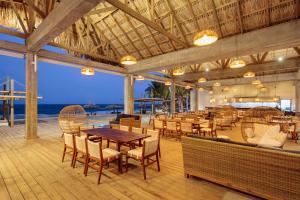 Εστιατόριο ή άλλο μέρος για φαγητό στο Indura Beach & Golf Resort Curio Collection By Hilton