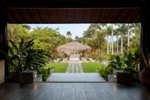 Κήπος έξω από το Indura Beach & Golf Resort Curio Collection By Hilton