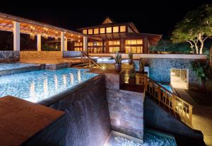 Πισίνα στο ή κοντά στο Indura Beach & Golf Resort Curio Collection By Hilton