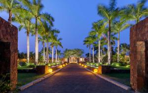 Κήπος έξω από το Indura Beach & Golf Resort Curio Collection By Hilton