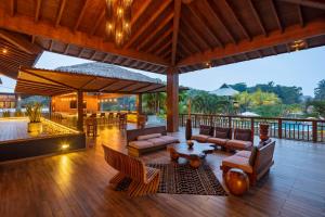 Μπαλκόνι ή βεράντα στο Indura Beach & Golf Resort Curio Collection By Hilton
