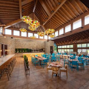 Εστιατόριο ή άλλο μέρος για φαγητό στο Indura Beach & Golf Resort Curio Collection By Hilton