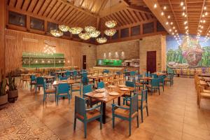 Εστιατόριο ή άλλο μέρος για φαγητό στο Indura Beach & Golf Resort Curio Collection By Hilton