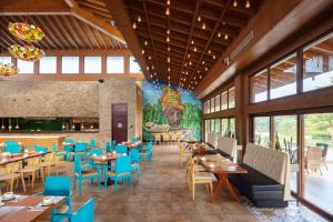 Εστιατόριο ή άλλο μέρος για φαγητό στο Indura Beach & Golf Resort Curio Collection By Hilton