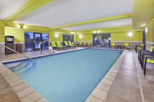 Bazén v ubytovaní Hampton Inn & Suites Oakwood Village-Cleveland alebo v jeho blízkosti