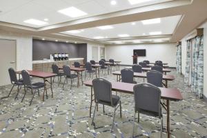 uma sala de conferências com mesas e cadeiras e um pódio em Hampton Inn & Suites Oakwood Village-Cleveland em Oakwood