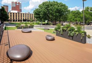 un grupo de sillas sentadas en la parte superior de una terraza de madera en DoubleTree by Hilton Manchester Downtown en Mánchester