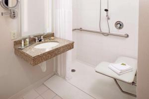 DoubleTree by Hilton Manchester Downtown的一间浴室