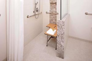 DoubleTree by Hilton Manchester Downtown的一间浴室