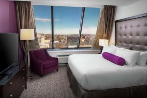 DoubleTree by Hilton Manchester Downtown客房内的一张或多张床位