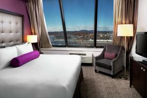 DoubleTree by Hilton Manchester Downtown客房内的一张或多张床位