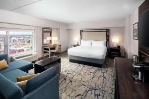 DoubleTree by Hilton Manchester Downtown客房内的一张或多张床位