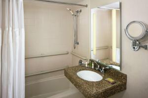 DoubleTree by Hilton Manchester Downtown的一间浴室