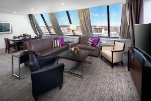 DoubleTree by Hilton Manchester Downtown的电视和/或娱乐中心