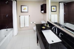 DoubleTree by Hilton Manchester Downtown的一间浴室