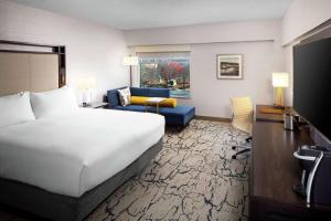 DoubleTree by Hilton Manchester Downtown的电视和/或娱乐中心