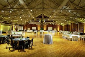 DoubleTree by Hilton Manchester Downtown餐厅或其他用餐的地方