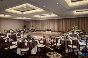 曼切斯特DoubleTree by Hilton Manchester Downtown的房间里有桌椅的宴会厅 更多37张照片