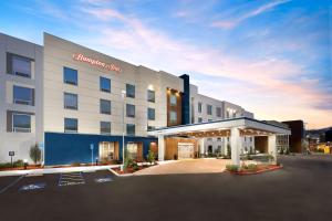 a hotel with a parking lot in front of it at Hampton Inn Oakhurst-Yosemite in Oakhurst