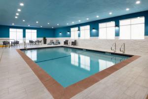 a large swimming pool in a building with blue walls at Hampton Inn Oakhurst-Yosemite in Oakhurst
