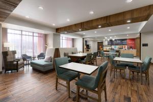 奥克赫斯特Hampton Inn Oakhurst-Yosemite的一间带桌椅的餐厅和一间厨房