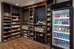 奥克赫斯特Hampton Inn Oakhurst-Yosemite的一间装满大量酒瓶的商店