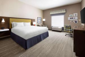 Hampton Inn Oakhurst-Yosemite客房内的一张或多张床位