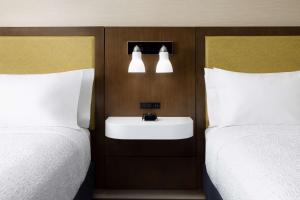 Hampton Inn Oakhurst-Yosemite客房内的一张或多张床位