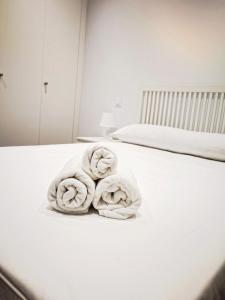 une pile de serviettes assises sur un lit dans l'établissement El Comienzo, à Tolède