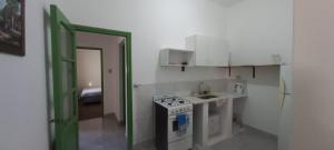 une petite cuisine avec une cuisinière et un évier dans l'établissement Juanes, à Salta 12 autres photos