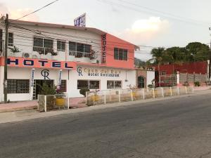 ein Hotel an der Straßenseite in der Unterkunft HOTEL CASA DEL REY!! in Arriaga