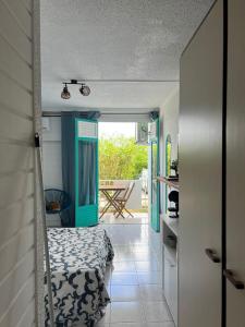 Zimmer mit einem Bett und einer Küche mit einer Terrasse in der Unterkunft Studio de l'Anse Mitan in Les Trois-Îlets