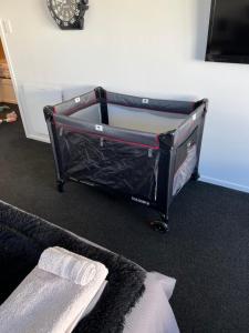 - un lit bébé dans l'établissement Quality City Appartment, à Christchurch