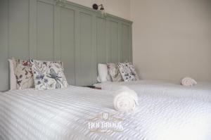 Holbrook Hotel客房内的一张或多张床位