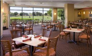 Restaurace v ubytování Embassy Suites by Hilton Phoenix Scottsdale