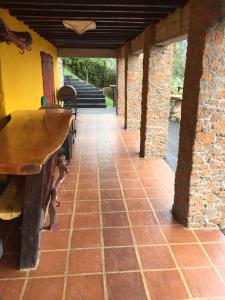 um pátio exterior com uma mesa e uma parede de tijolos em Las Margaritas Salento em Salento