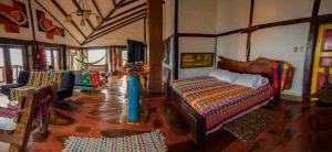 um quarto com uma cama e uma sala de estar em Las Margaritas Salento em Salento