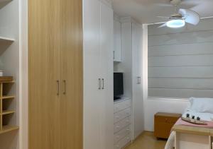 TV a/nebo společenská místnost v ubytování Studio completo com vaga entre o Centro e Cambuí
