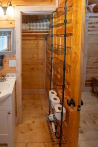 un baño con 4 aseos en una habitación con lavabo en Cherokee Lake Rental en Bean Station