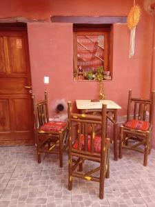 comedor con mesa y 2 sillas en Loma Tika - Tilcara Hostel en Tilcara