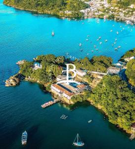 een luchtzicht op een eiland met boten in het water bij Delicioso terraço com piscina privativa espera por você in Governador Celso Ramos