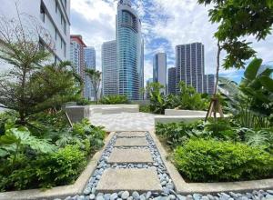 マニラにあるAIR Luxury Makati CBD with balconyの高層建築の都市庭園