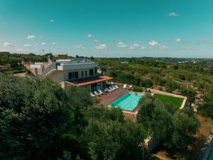 una vista aérea de una casa con piscina en TerraCieloMare Apartments en Monopoli