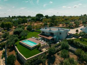 - une vue aérienne sur une maison avec une piscine dans l'établissement TerraCieloMare Apartments, à Monopoli