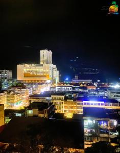 een stad verlicht in de nacht met gebouwen bij Hotel Sandakan in Sandakan