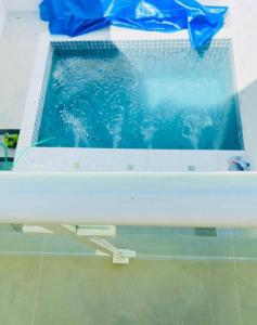 einen Pool mit blauem Wasser in einem Krankenhausbett in der Unterkunft Casa aconchegante com piscina in Paraty
