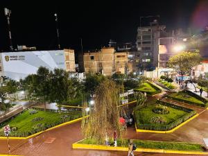 - Vistas nocturnas a un parque de la ciudad en LUX - HOTEL BOUTIQUE, en Andahuaylas