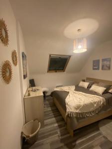 - une chambre avec un lit, une télévision et une table dans l'établissement Maison à 20 mètre de la plage vue sur Mer, à Esquibien